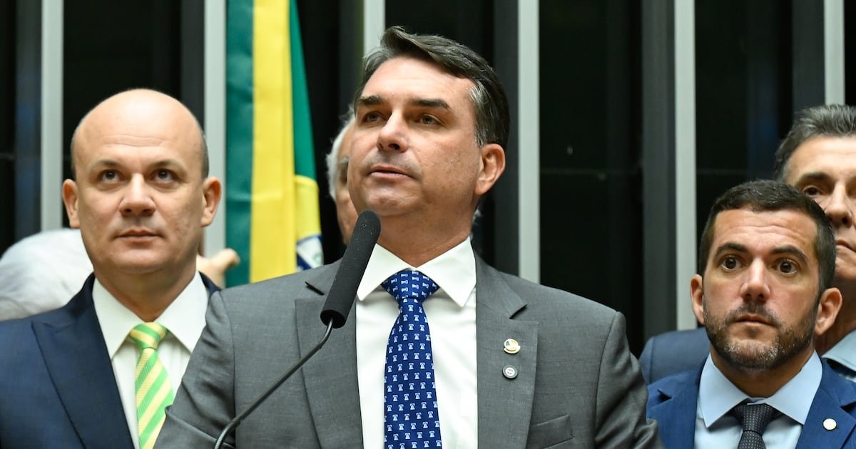 Operação contra produtora de filme do Bolsonaro mira contrato de internet 1 Flávio Bolsonaro diz que operação em produtora não tem relação com filme sobre o pai – Noticias R7