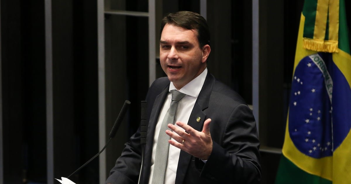 Flávio Bolsonaro critica decisão do STF e aponta interferência eleitoral 1 Flávio diz que Moraes tenta interferir nas eleições ao suspender visitas a Bolsonaro