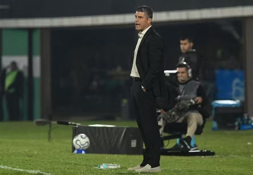 Vasco goleia na Sul-Americana e Pedro Emanuel projeta futuro no Brasileirão 1 Vasco goleia na Sul-Americana e Pedro Emanuel projeta futuro no Brasileirão