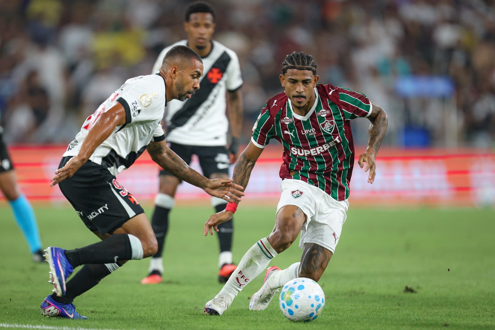 Fluminense confirma lesão de John Kennedy no joelho e atacante passa por cirurgia