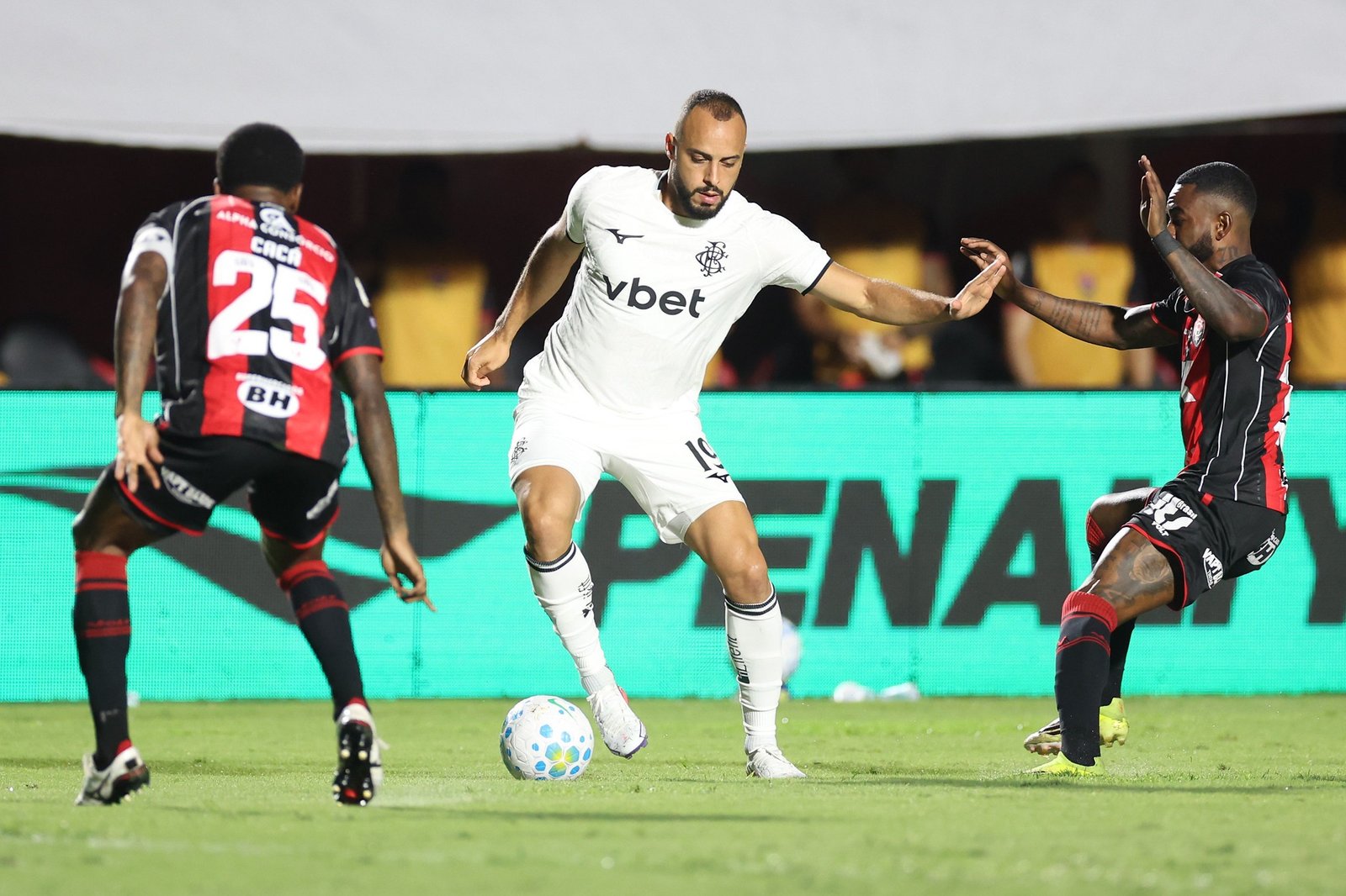 Vitória vence Botafogo no Barradão em jogo marcado por expulsão