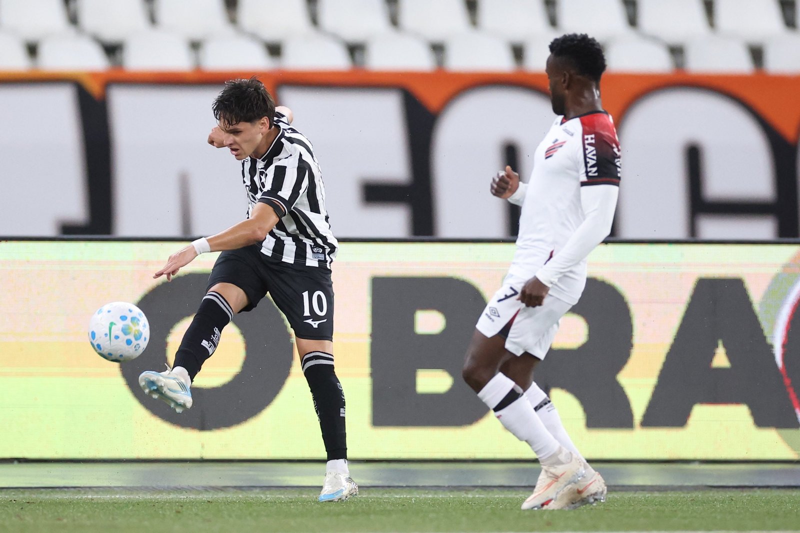 Derrota do Botafogo para o Athletico-PR expõe crise no Nilton Santos 1 Derrota do Botafogo para o Athletico-PR expõe crise no Nilton Santos
