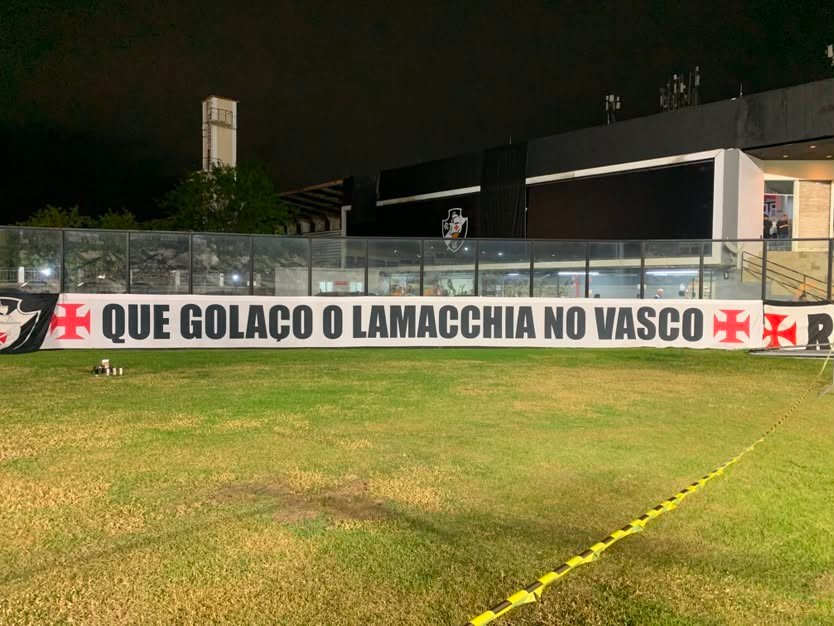 Venda da SAF do Vasco: torcida faz homenagem a Marcos Lamacchia em São Januário 1 Venda da SAF do Vasco: torcida faz homenagem a Marcos Lamacchia em São Januário