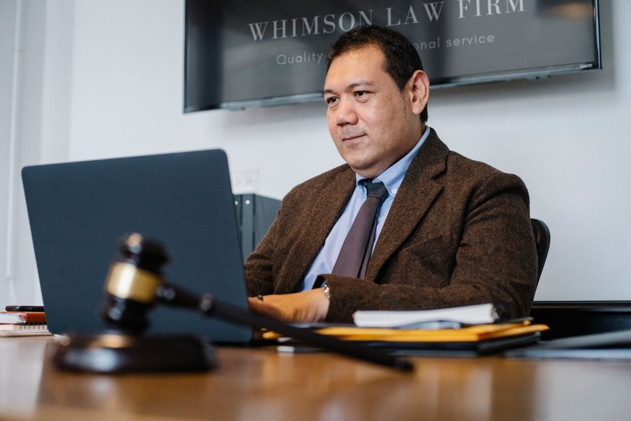 Como a tecnologia transforma a gestão dos escritórios de advocacia 1 Tecnologia muda a rotina dos escritórios de advocacia